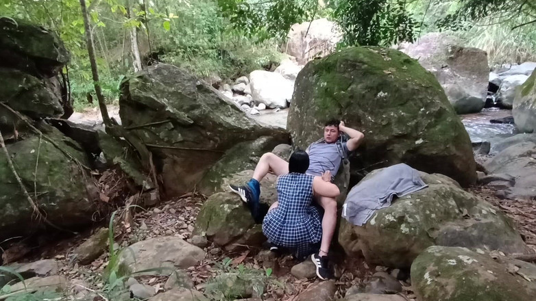 venusandzeus: Gadis membiarkan gurunya menidurinya di hutan setelah kuliah. Cewek ini...