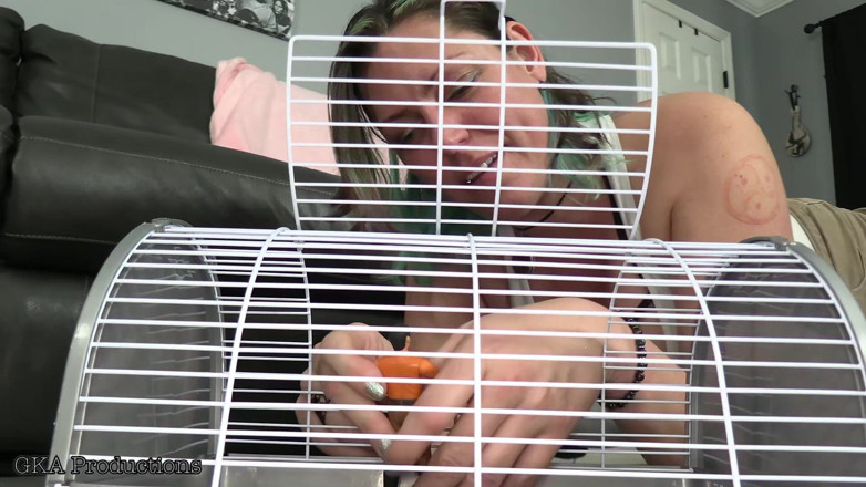 Ginary's Kinky Productions: Vanessa vernedert haar versnipperde man met tieten en tong