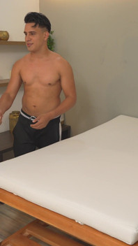 Jonge en sexy masseuse geeft me een erotische massage met een happy end.
