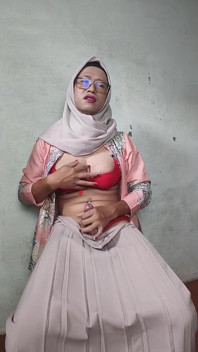 La tettona trans con il velo si masturba