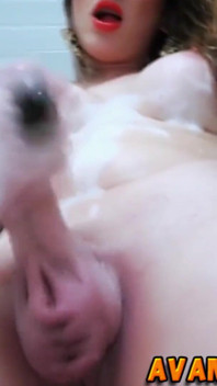Sexy nahá shemale ve vaně masturbuje