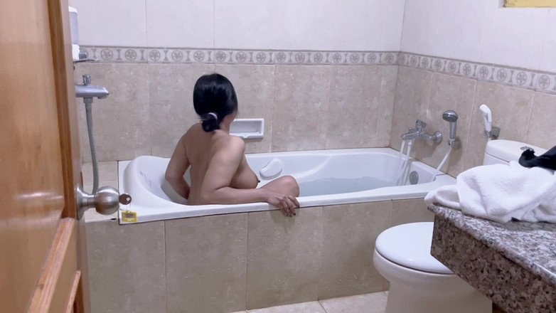 Nadalyne: अपवादजनक सुंदर विधवा अपने निजी सहायक आदमी के साथ बाथरूम में चुदाई कर रही है