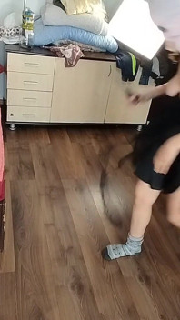 Mujer Amateur Se Divierte Probándose Ropa Y Corte.