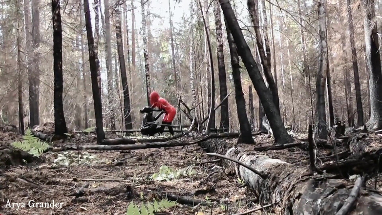 Arya Grander: Umiliazione in lattice gomma all'aperto