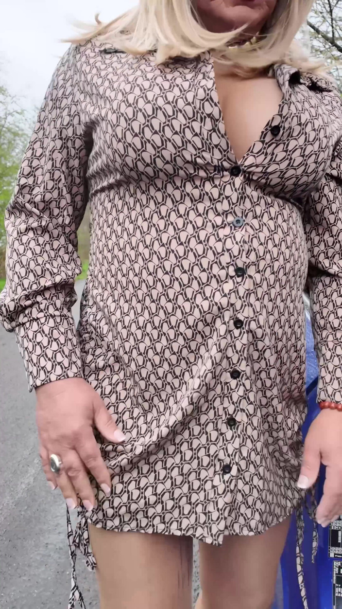 Kellycd2022: Seksi travesti kellycd2022 seksi külotlu çorapla başka bir öğleden sonra sürüşü için...