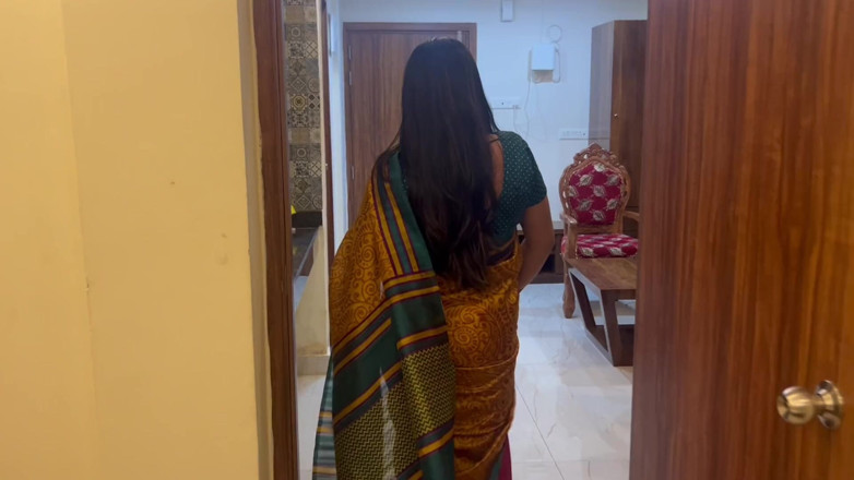Besharam Jodi: Desi India Saree dikongkek abang tirinya yang lebih muda