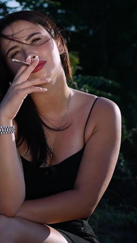 性感的黑发女郎在抽烟