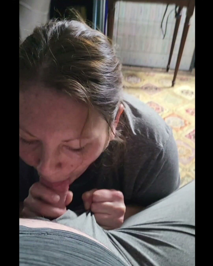Biglefty10: 超セクシーなチンポフェラの女神は彼の精液を味わうのが大好きで、何度も何度も大音量で絶頂し、彼のチンポが彼女の顔を突く