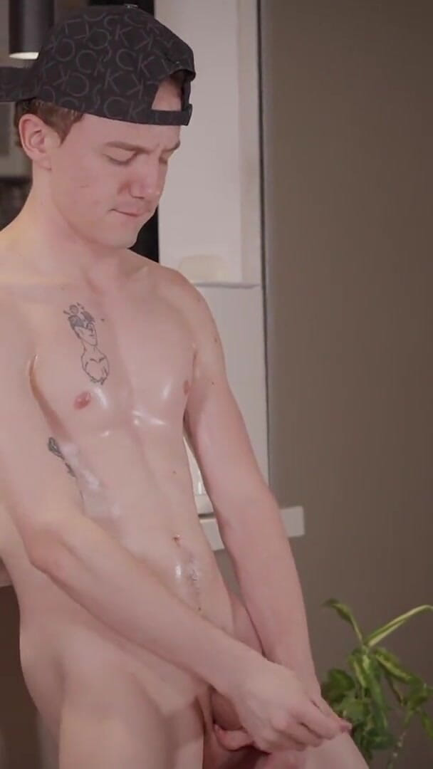 Nico Mucci: 饥渴的 twink Nico 独自在家。手指屁股和被机器性交。巨大的射液