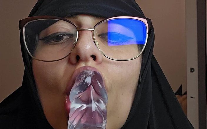 MiaNIqab: Je suce mon gode pendant que je dis des choses...