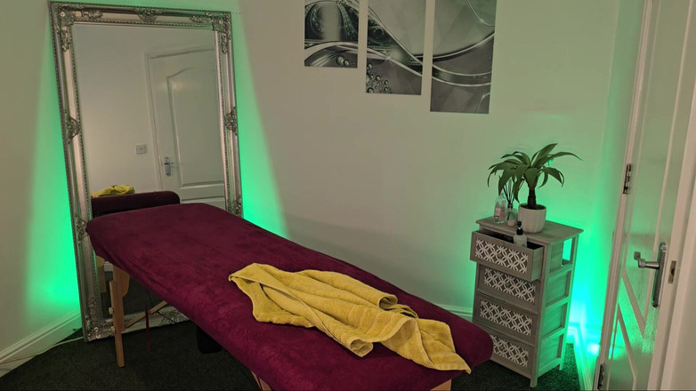 MassageRoomX: La massaggiatrice tettona mi ha dato la piena esperienza