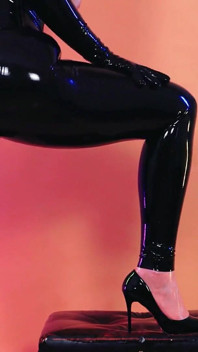 Femdom POV Latex Gummi älskarinna Video, på franska, het blond Dominatrix Arya Grander