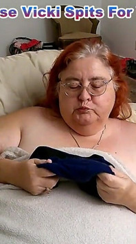 Enfermeira Vicki finge cuspir em você!