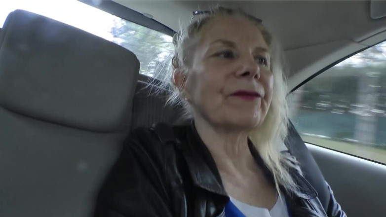 Paris Jango: La abuela se mea antes de ser follada por una...