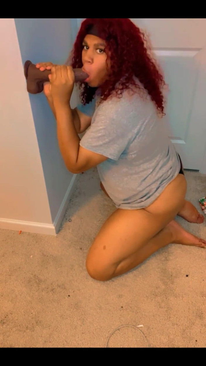 Hicktown_hoochi: 在我的膝盖上吮吸大黑屌假阳具