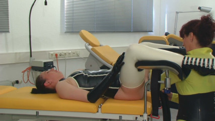 Rubber & Clinic Studio - 1ATOYS: Anal cu vibrator uriaș și futai cu pumnul în cur