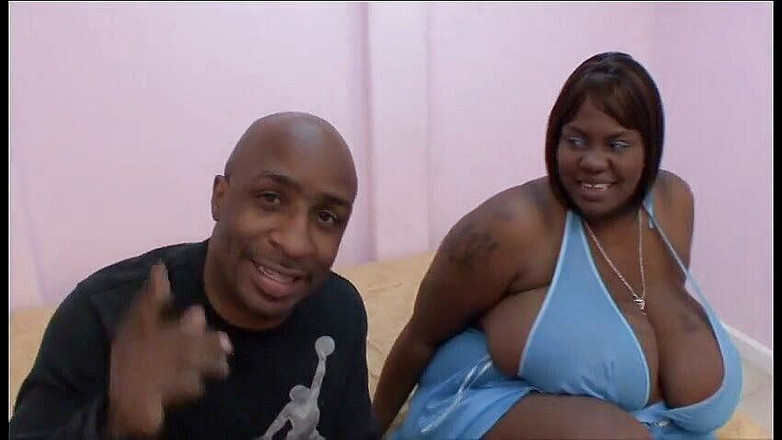 Hot and Wet: Tlustá černá děvka dostane tuhé šukání z tvrdého černého dongu v posteli