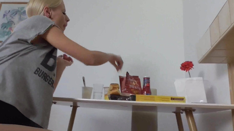 Femdom Austria: 彼女の奴隷に餌をやる