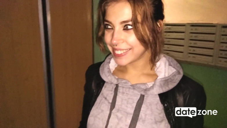 Datezone: Kouření ve výtahu a pak rychlovka na schodech