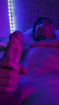 Magic C szarpanie jego dużego kutasa twink powoduje wiele precum i grubych obciążeń spust