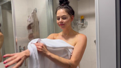 Shione Cooper: 和我一起洗澡