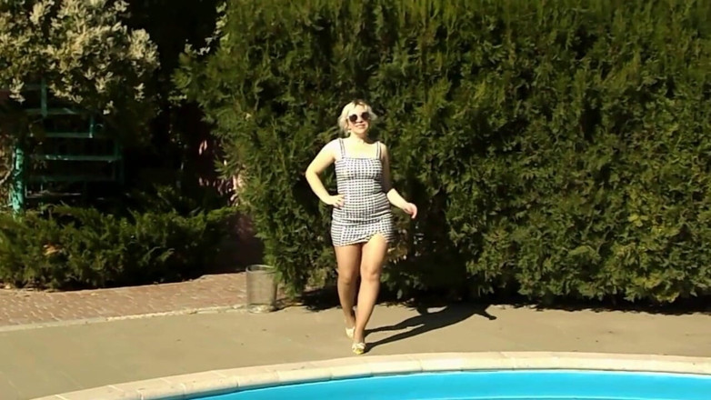 Nylon-Heels: Jolie femme au bord de la piscine en collants et...