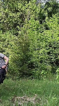 Masturbándose fuera en el bosque completamente desnudo, enorme