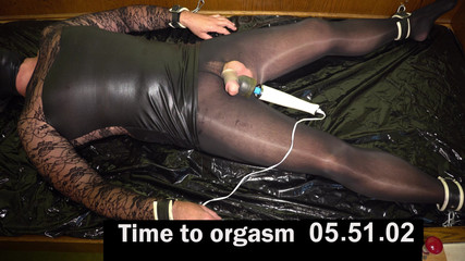 Daddy's secrets: Bağlı travesti rastgele titreşimlerle sikiliyor