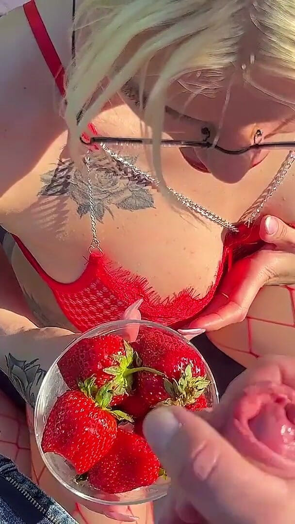 evil-bunny: POV Kamera. Jahodové Kouření Od Prsaté Krásky a Lahodné Sperma...