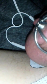 Mooi mietje Sadie gekooide e-stim orgasme