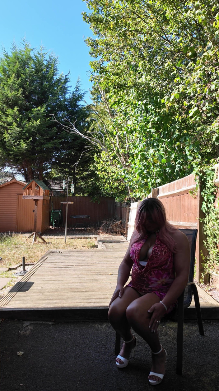 Kellycd2022: Kellycd2022, travesti sexy dans ma robe d’été et mes talons