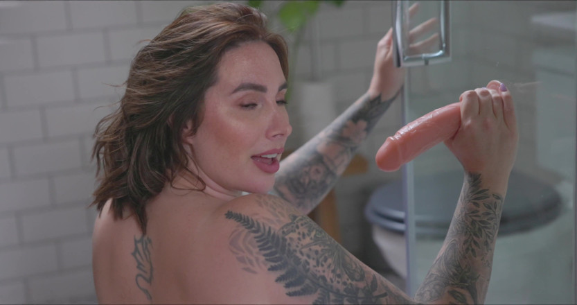 Paige Turnah: Paige în baia ei în timp ce suge un vibrator de pulă