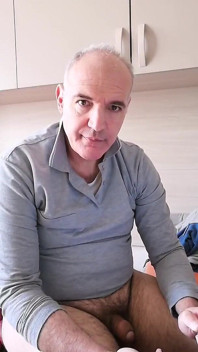 Cam bardağa güzel bir sidikle uzun bir mastürbasyon