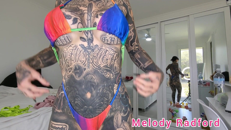Melody Radford: ลองบิกินี่จิ๋วผิวงูเหลืองบน Haul Melody Radford