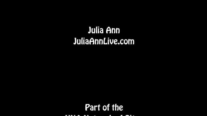 Julia Ann: Сексуальная милфа Julia Ann мастурбирует