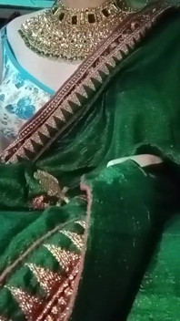 Il travestito gay indiano gaurisissy preme le sue tette così forte e si diverte nel saree verde