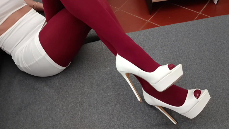 LauraOnHeels: Tubuh cantik dan pakaian seksi MILF