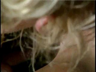 Girls of Desire: 两个女人通过 fingure 互相操逼