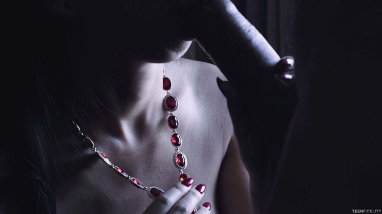 Teenfidelity: Jade Kush büyük doğal Asyalı göğüslerini sektiriyor