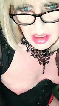 Freche trans frau in strümpfen und high heels