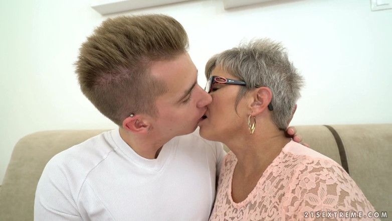 21 Sextreme: 21Sextreme - The charms of a granny's pussy