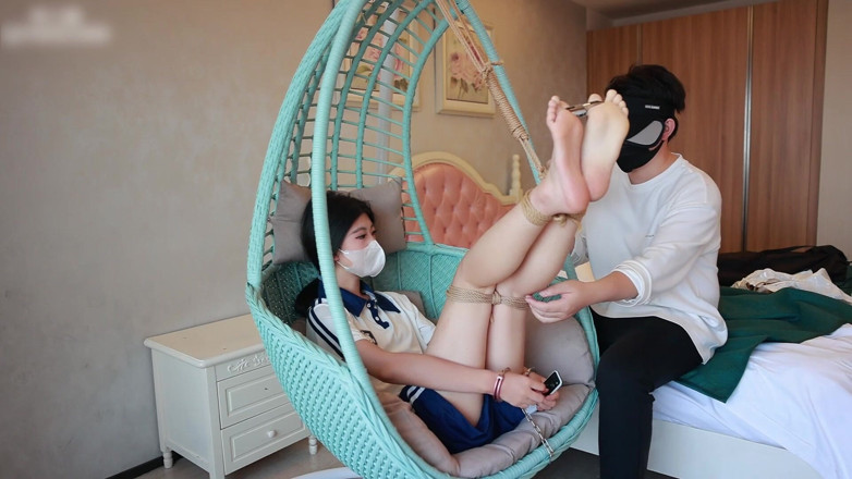 Asian bondage: Девушка-студентка колледжа босоногая, ноги подвешены верёвками, руки в наручниках
