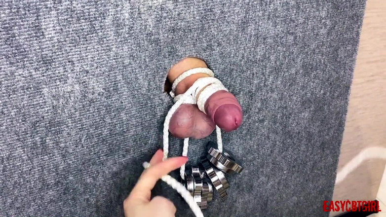AnnyCandyPainboy: 女主人通过挂在她们身上来绑住奴隶的鸡巴和蛋蛋