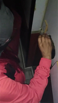 Karımı duvar deliğine götürdüm ve bir kaltak gibi zevk aldım