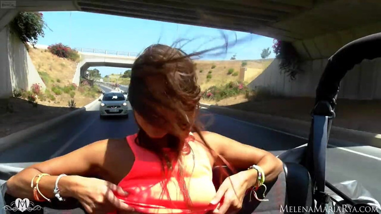 Melena Tara: Melena Maria Rya se desnuda en Cabrio