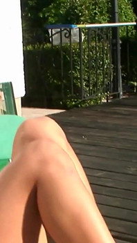 Kızların sahne arkası-2_sexy büyük memeli sarışın sunny gökyüzü bikinili havuz alanında arkadan sikişiyor