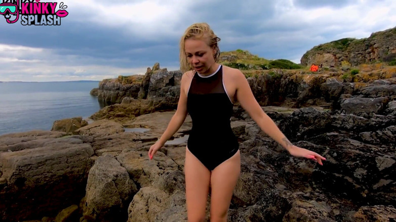 UKCuteGirl Lucy Lauren: Erotisk baddräkt under vattnet Strip: Retas till naken i havet