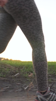 Kultuj mój chodzący mamuśki tyłek w obcisłych leginsach Leopard