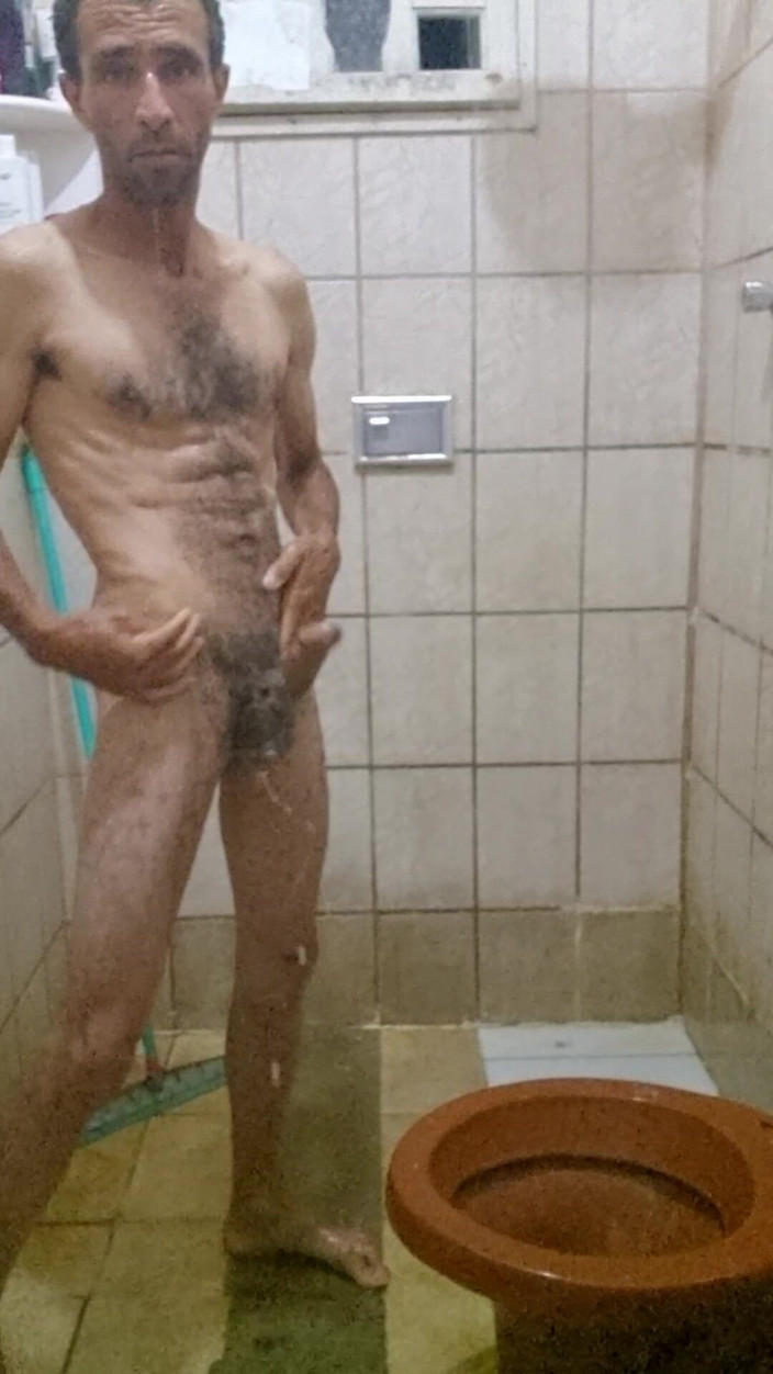 osmar1221: Ich dusche mit einem hard-on und wichse, bis ich komme