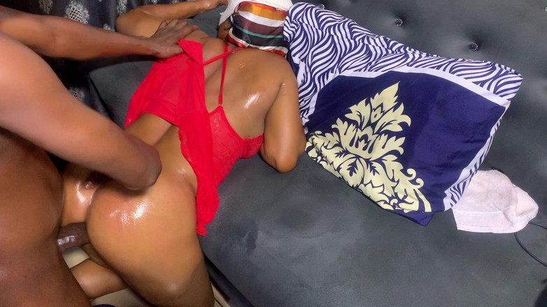 Gifttoobaby: ソファで成熟した膣を抱くミッション